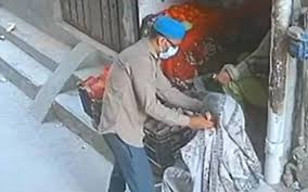 لاہور: بزرگ خاتون کی بالیاں نوچنے والا ملزم ساتھی سمیت پولیس مقابلے میں ہلاک