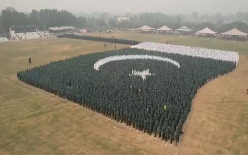 سکھر(ویب ڈیسک)سکھر میں 3 ہزار سے زائد طلبہ نے سبز ہلالی پرچم کا سب سے بڑا انسانی ماڈل بنا کر تاریخ رقم کردی۔