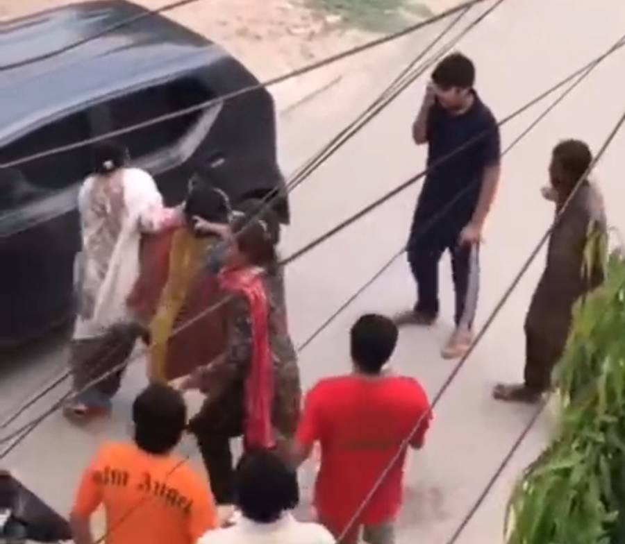 ملتان: سڑک پر ظلم کی انتہا۔ خاتون پر خواتین کا تشدد