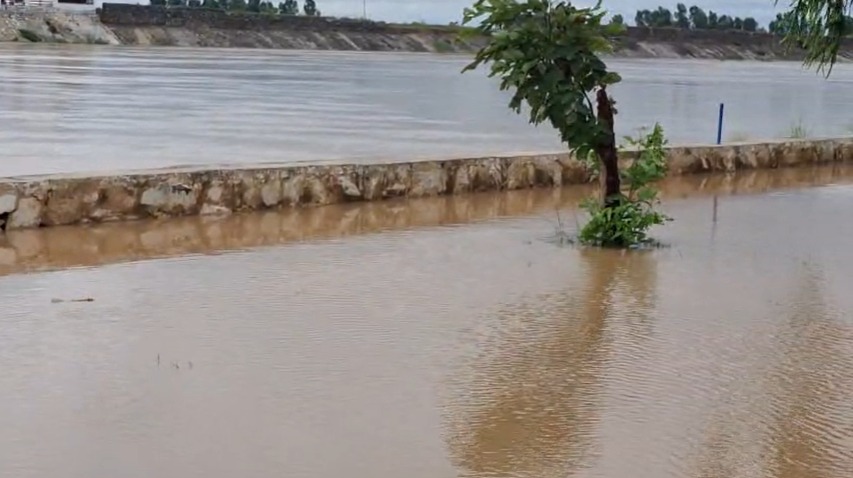 گجرات: بھمبر نالہ میں طغیانی،پھلروان میں پانی اسٹیڈیم ،زرعی زمینوں میں داخل