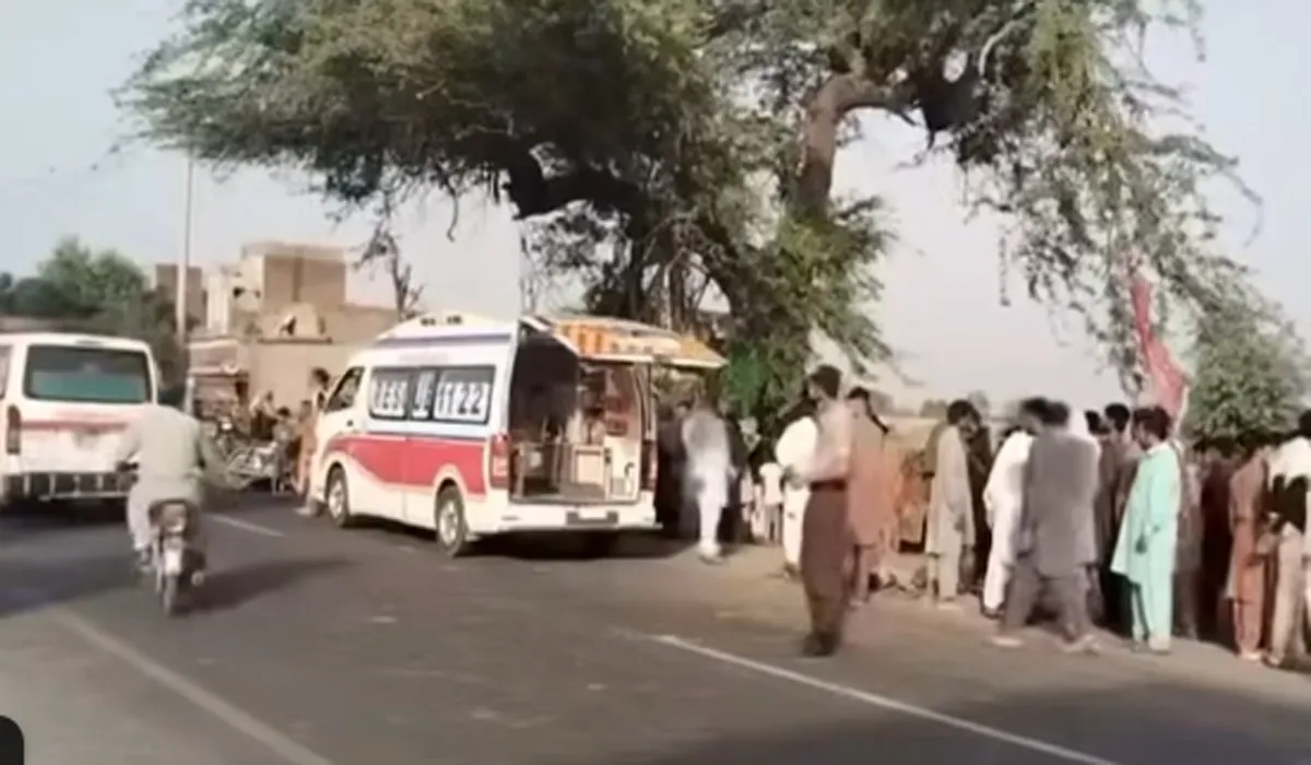 گجرات: بس کی چھت پر بیٹھے دو نوجوان درخت سے ٹکرا کر جاں بحق