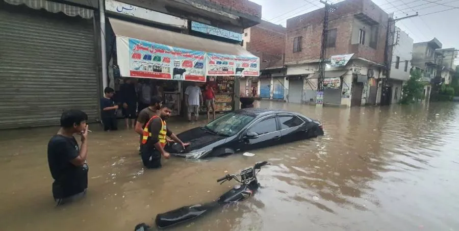گجرات : طوفانی بارش سے سیلابی صورتحال کاسامنا،شہریوں کی زندگی مفلوج