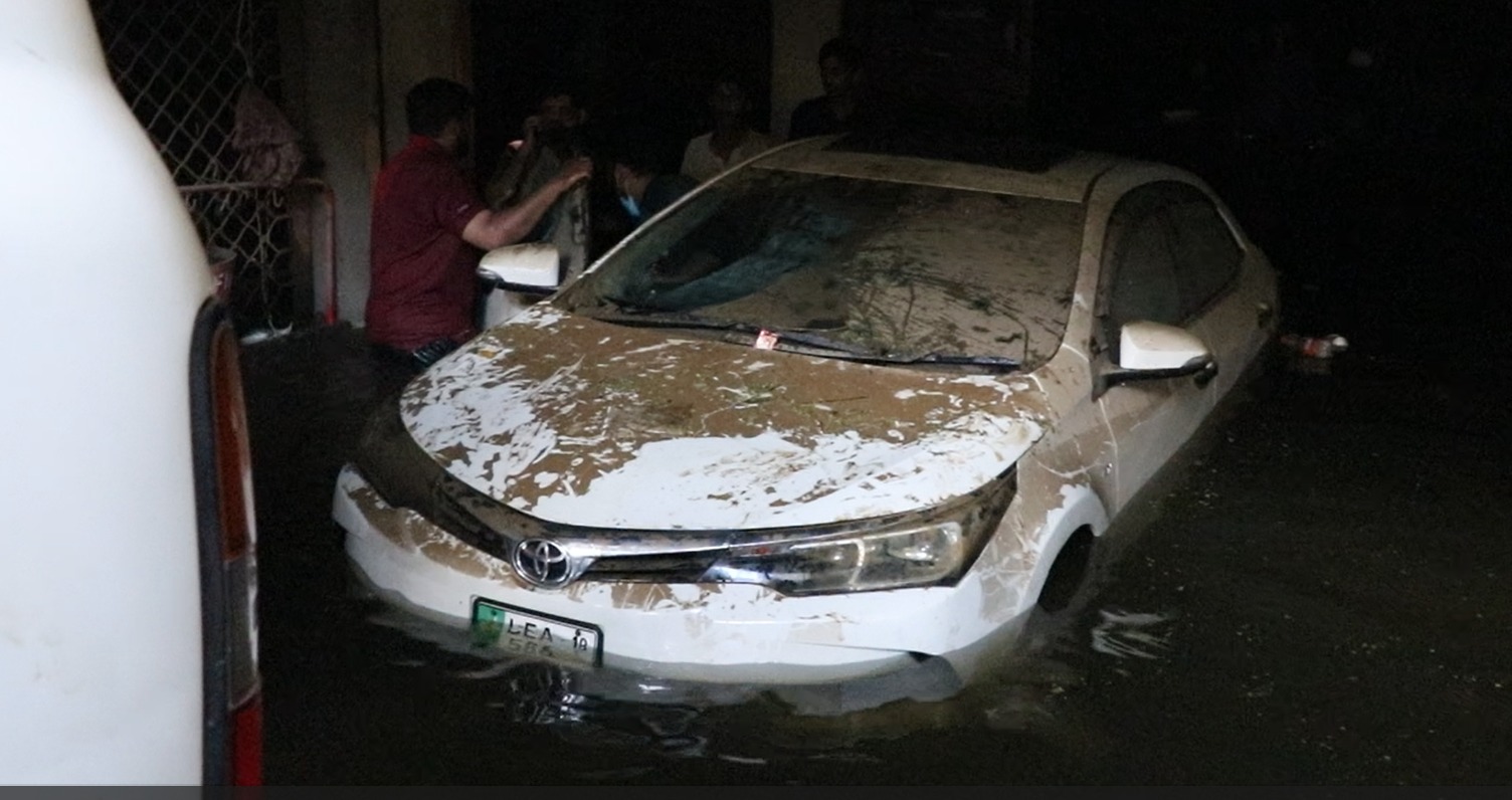 گجرات میں اربن فلڈنگ،پرنس چوک کے پلازہ میں 17کروڑ کی گاڑیاں ڈوب گئیں