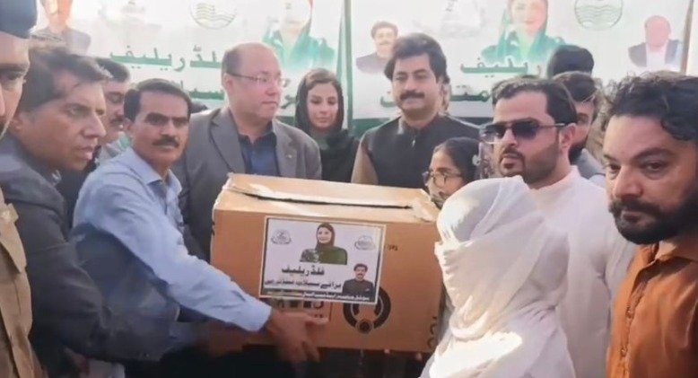 چودھری شافع حسین کا گجرات میں سیلاب زدہ علاقوں کادورہ،متاثرین میں راشن تقسیم کیا