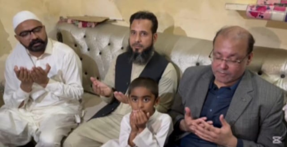 گجرات:چودھری شافع حسین کی ابراہیم کےگھرآمد،اہلخانہ سے اظہار تعزیت،امداد کی یقین دہانی