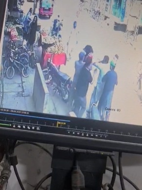 گجرات: محکمہ صحت کے ملازمین یا غنڈے؟ بزرگ شہری پر ویکسین کے سوال پر تشدد، سی سی ٹی وی فوٹیج وائرل