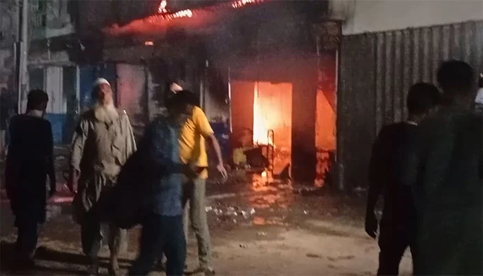 کراچی: ڈیفنس کی عمارت میں آگ لگنے سے 2 خواتین جاں بحق، 6 زخمی