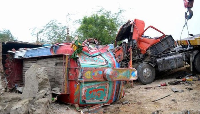 پنجگور : بس اور گاڑی میں ٹکر کے بعد آتشزدگی، 8 افراد جاں بحق