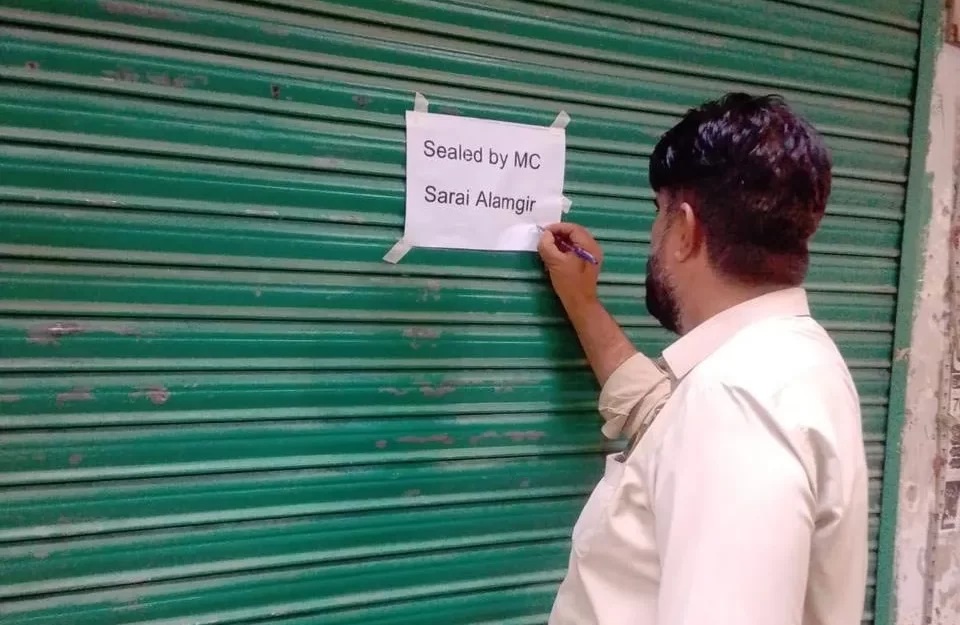 سرائے عالمگیر میں انسداد تجاوزات کارروائی، 3 دکانیں سیل