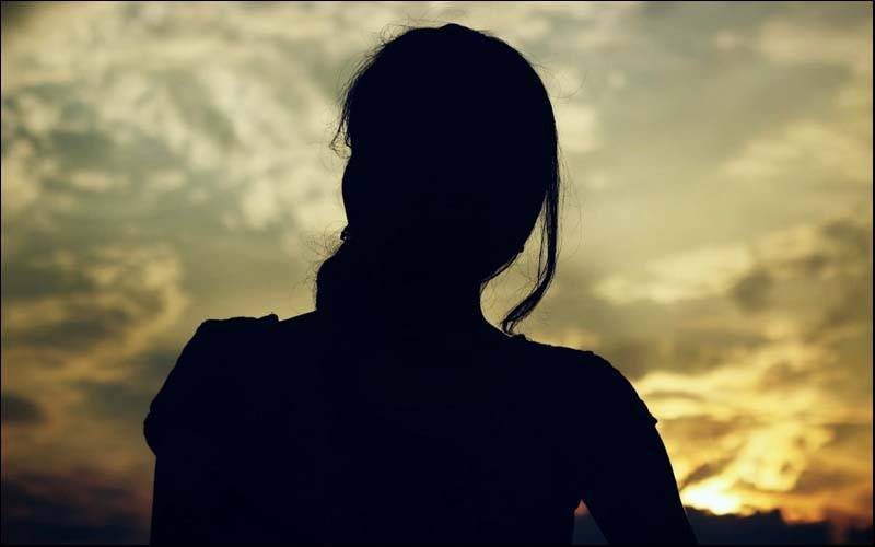 ماں نے صفائی کیلئے کیوں ڈانٹا؟ لڑکی غصے میں موبائل ٹاور پر چڑھ گئی