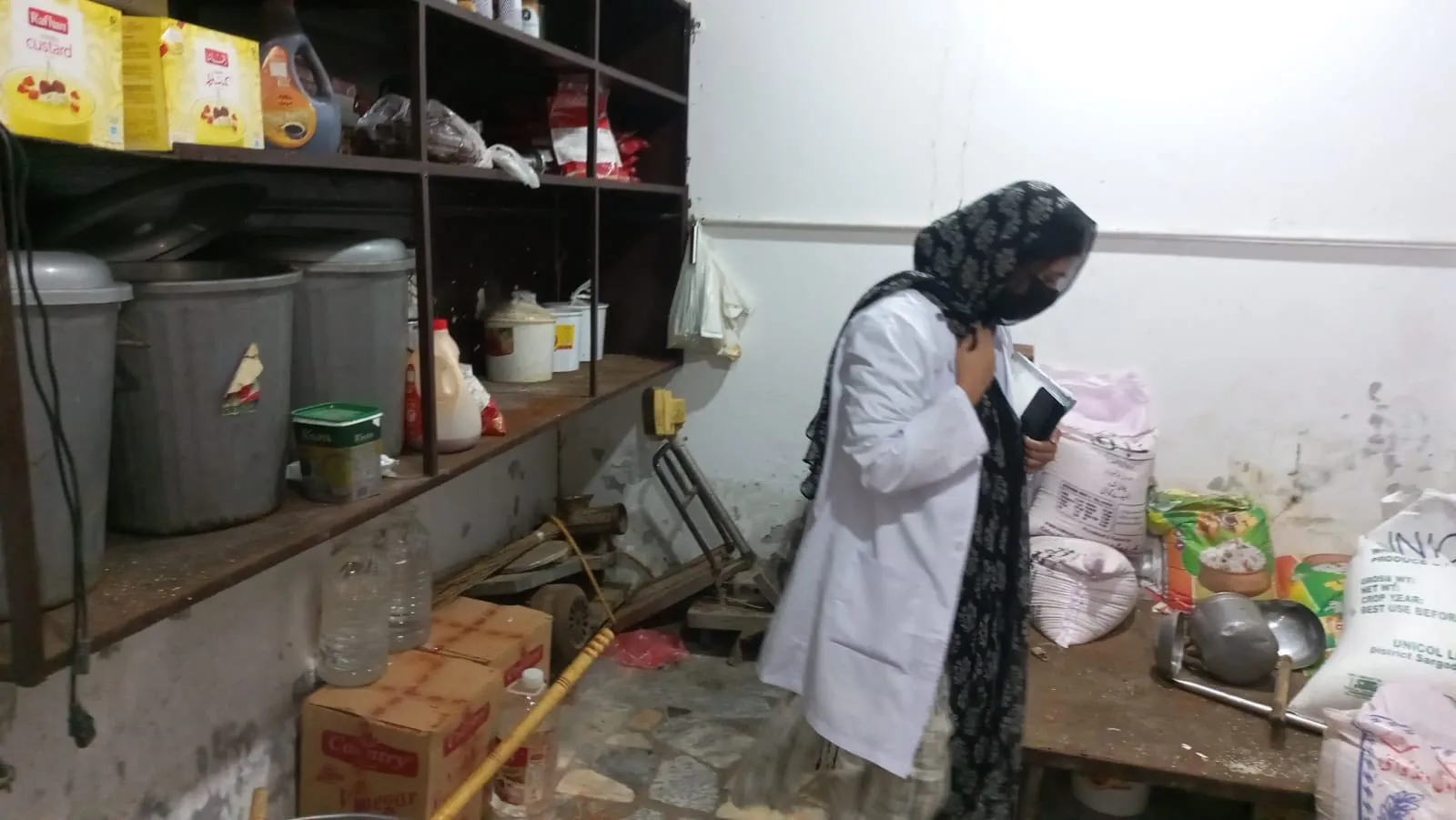 گجرات :پنجاب فوڈ اتھارٹی ان ایکشن، ناقص صفائی اور غیر معیاری خوراک پر ہوٹلز و بیکریز کو جرمانے گجرات :پنجاب فوڈ اتھارٹی ان ایکشن، ناقص صفائی اور غیر معیاری خوراک پر ہوٹلز و بیکریز کو جرمانے