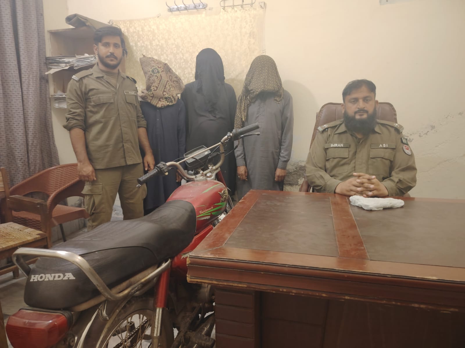 گجرات : راہزنی و چوری کی وارداتیں کرنے والا 3رکنی راجہ گینگ گرفتار گجرات : راہزنی و چوری کی وارداتیں کرنے والا 3رکنی راجہ گینگ گرفتار