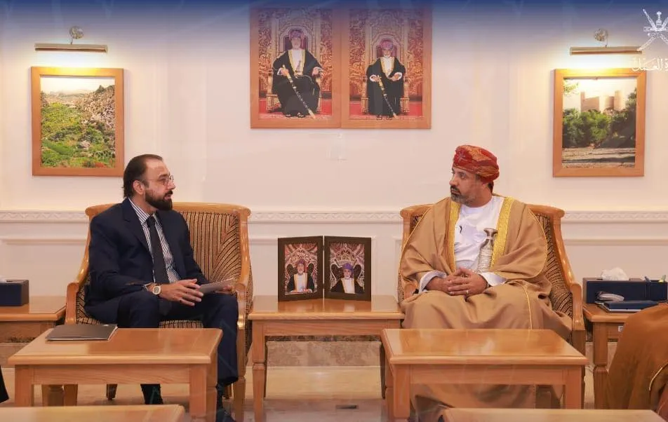 چوہدری سالک حسین کی عمانی وزیرِ سے ملاقات، پاکستانیوں کیلئے مزید ویزوں کے اجرا پر بات چیت