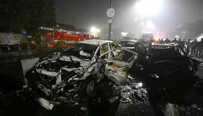 بھارتی شہرنئی دہلی میٹرو اسٹیشن کے قریب کار میں دھماکا، 9 افراد ہلاک