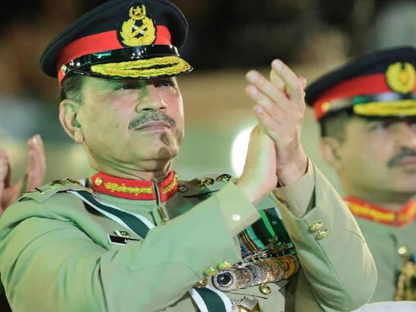 آرٹیکل 243 کی 2 شقوں میں ترمیم منظور، فیلڈ مارشل کو قانونی استثنیٰ حاصل، وردی اور مراعات تاحیات ہوں گی