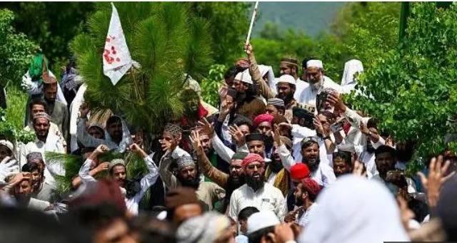 سمندری میں پولیس مقابلے میں ہلاک ہونے والے محمد آصف کا مذہبی جماعت اور فوج سے کیا تعلق تھا؟