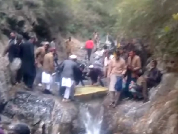 ایبٹ آباد میں گاڑی گہری کھائی میں جاگری، طالبات سمیت 6 افراد جاں بحق، ویڈیو سامنے آگئی