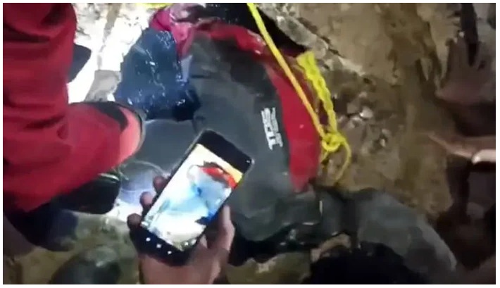 کراچی مین ہول میں گرنے والا بچہ تاحال لاپتہ، عوام مشتعل، ریسکیو کام رک گیا