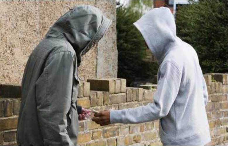 گجرات ،آن لائن منشیات فروخت کے گینگ کا سرغنہ پولیس مقابلے میں ہلاک