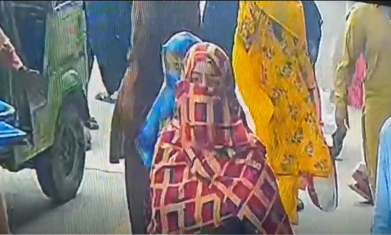 گجرات میں نوسر باز لڑکیوں کی انوکھی واردات،سونے کی بالیاں لے گئیں