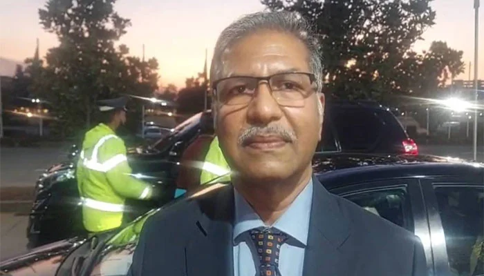 بانی پی ٹی آئی کی قیدِ تنہائی غیرقانونی ہے، بیرسٹر علی ظفر کا مؤقف