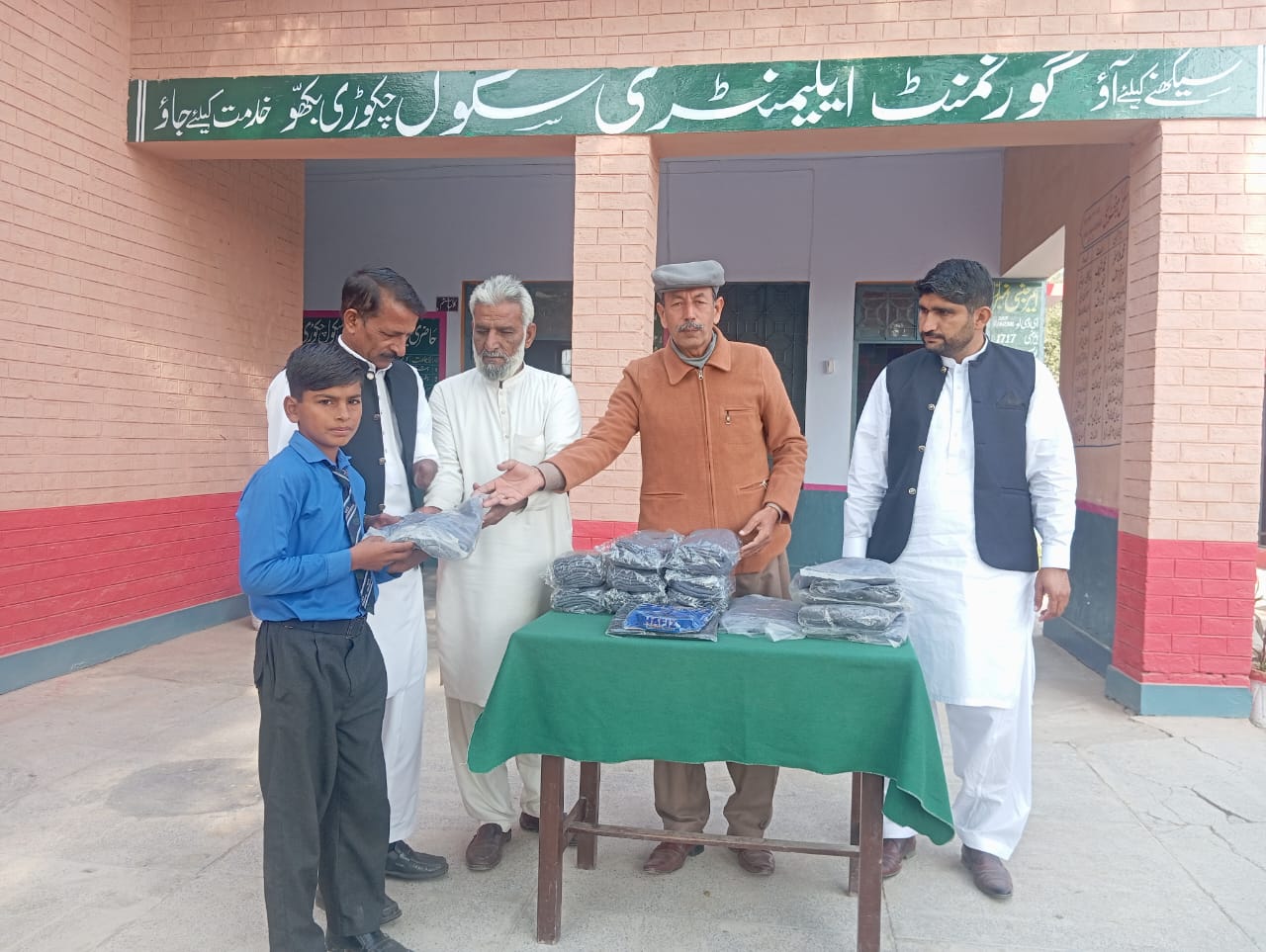 کنجاہ: گورنمنٹ ایلمنٹری اسکول چکوڑی بکھو کے طلبہ میں یونیفارمز تقسیم کی گئیں