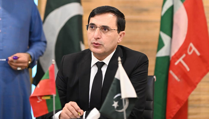 الیکشن کمیشن کا بیرسٹر گوہر کو چیئرمین تسلیم کرنے سے انکار، پی ٹی آئی عملی طور پر معدوم