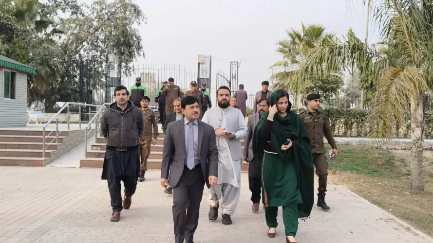 کمشنر گوجرانوالہ نوید حیدر شیرازی کا گجرات میں ترقیاتی منصوبوں اور عوامی سہولیات کا دورہ