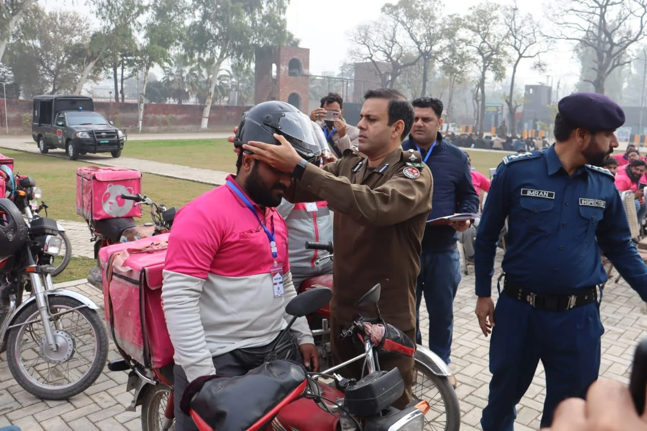 گجرات پولیس نے فوڈ پانڈا رائیڈرز میں ہیلمٹس تقسیم کیے، روڈ سیفٹی پر زور