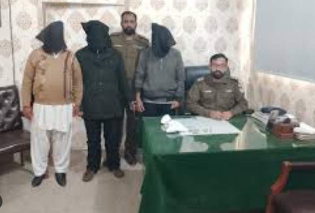 گجرات میں تھانہ ککرالی پولیس کی کارروائی، 3 ملزمان گرفتار، ناجائز اسلحہ برآمد