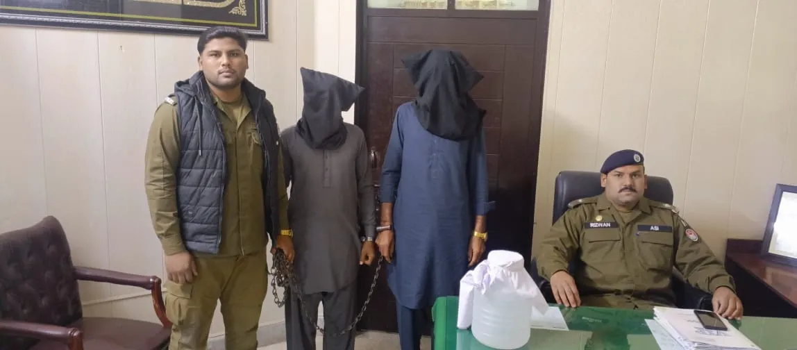 گجرات میں تھانہ گلیانہ پولیس کی کارروائی، دو شراب فروش گرفتار، 20 لیٹر شراب برآمد