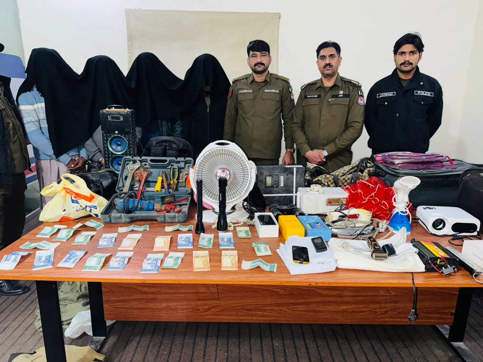 گجرات میں تھانہ سول لائن پولیس کی کارروائی، چورگینگ کے 4 ملزمان گرفتار