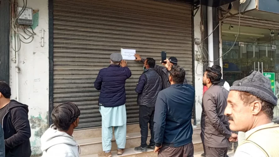 گجرات میں تجاوزات کے خلاف کارروائی، کورٹ روڈ پر متعدد دکانیں سیل