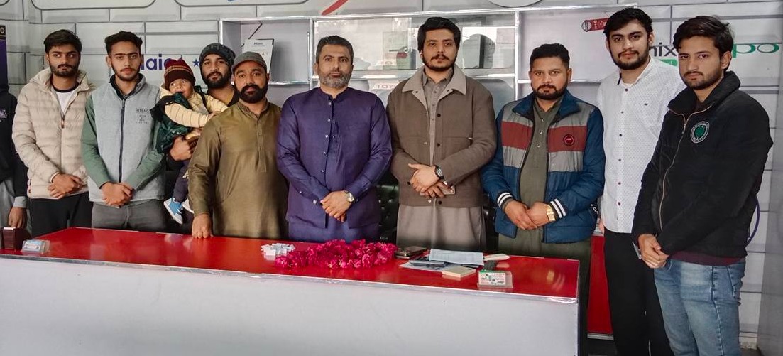 گجرات میں سمیر الیکٹرانکس  میں اپنے ادارے کے ایک عدد فرد کو فری عمرہ کیلئے بھیجنے کا وعدہ پورا