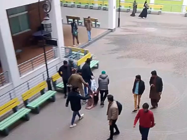 UOL میں بلڈنگ سے چھلانگ لگانے والی فاطمہ کی حالت بہتر جنرل ہسپتال میں وینٹی لیٹر سے ہٹا دیا گیا