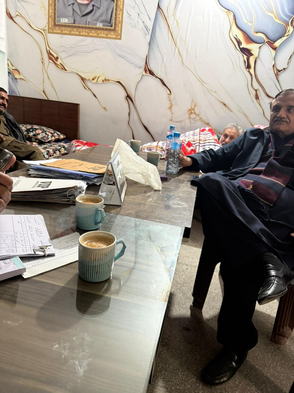 گجرات میں تحریک تحفظ آئین پاکستان کا مارچ روکنےکیلئےپولیس کیساتھ جھڑپ،امجد خان نیازی ، ظفر گوندل سمیت متعدد کارکنان گرفتار