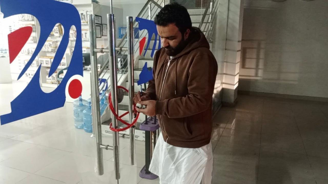 گجرات میں اسسٹنٹ کمشنر عبدالقدیر زرکون کا ڈی واٹسن میگا سٹور پر چھاپہ