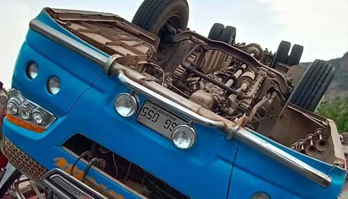 گوادر میں کراچی سے جیونی جانیوالی مسافر کوچ کو حادثہ، 10 افراد جاں بحق