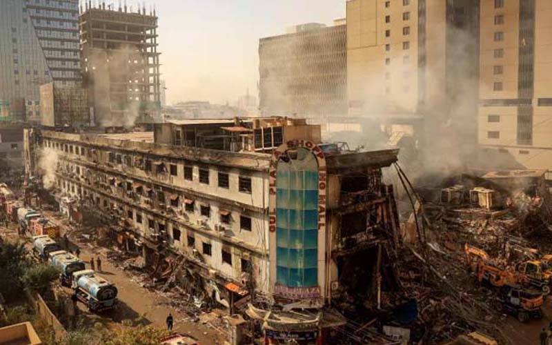 کراچی :سانحہ گل پلازہ، ایک ہی دکان سے 30 لاشیں برآمد، جاں بحق افراد کی تعداد 61 ہوگئی