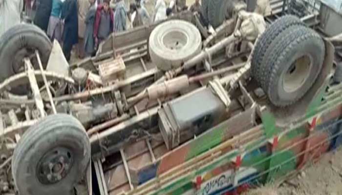 بھلوال میں ٹرک الٹنے سے 4 افراد جاں بحق