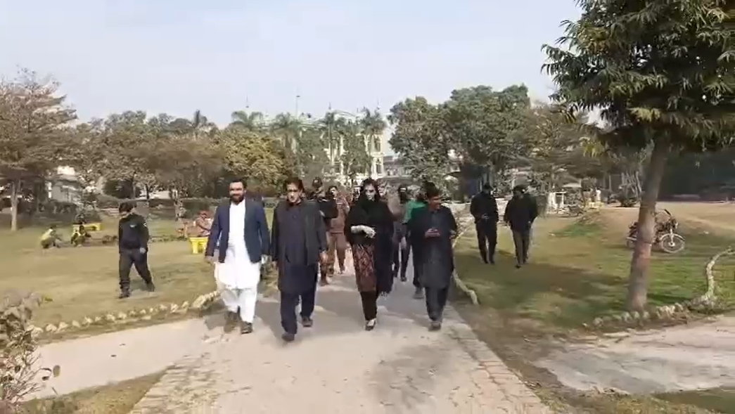 گجرات میں لالہ موسیٰ ٹی ایچ کیو ہسپتال میں خصوصی معاون وزیراعلیٰ کا تفصیلی دورہ