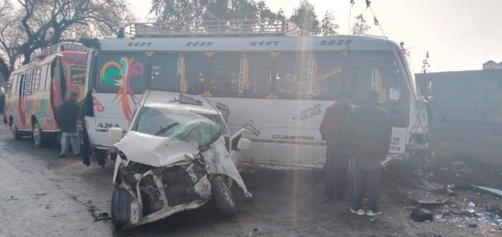 گجرات :کھاریاں میں سوزوکی ویگن آر کار اور منی مزدا بس میں تصادم، تین افراد زخمی