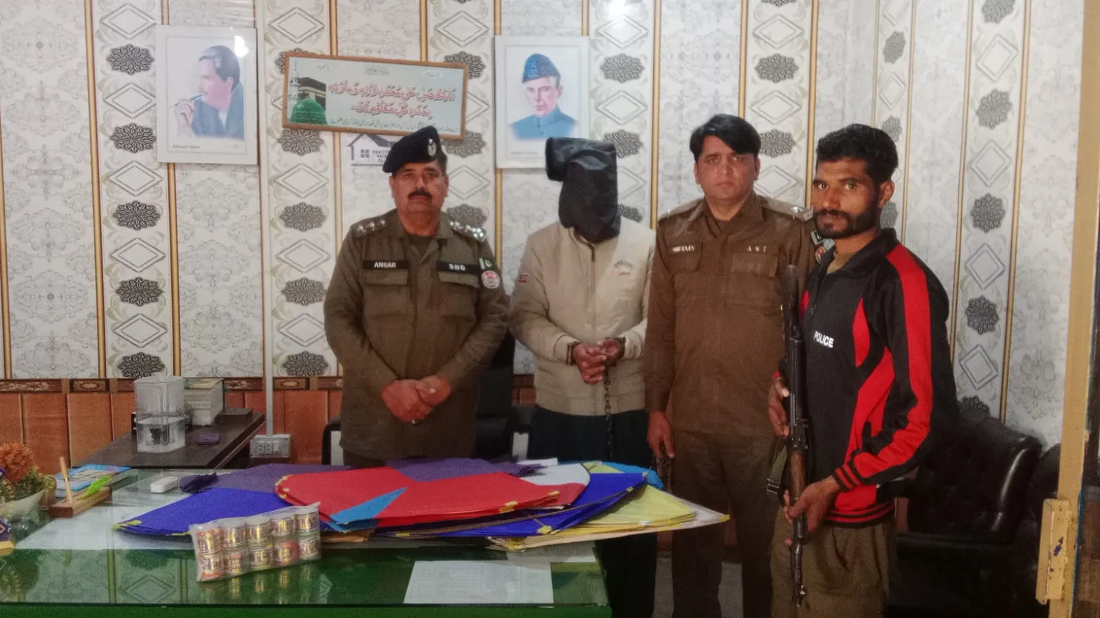 گجرات پولیس کا پتنگ فروشوں کیخلاف کریک ڈاؤن، 50 پتنگیں اور 10 کیمیکل ڈور برآمد، ملزم گرفتار