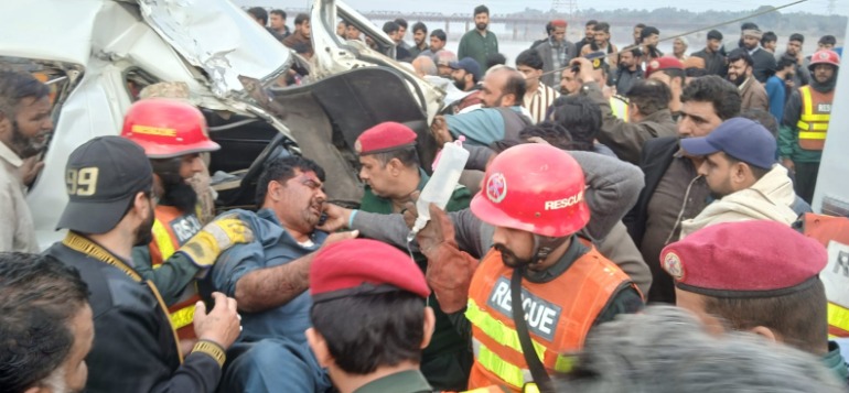 گجرات: چناب پل پر ٹرک اور مسافر وین میں تصادم 9 افراد زخمی