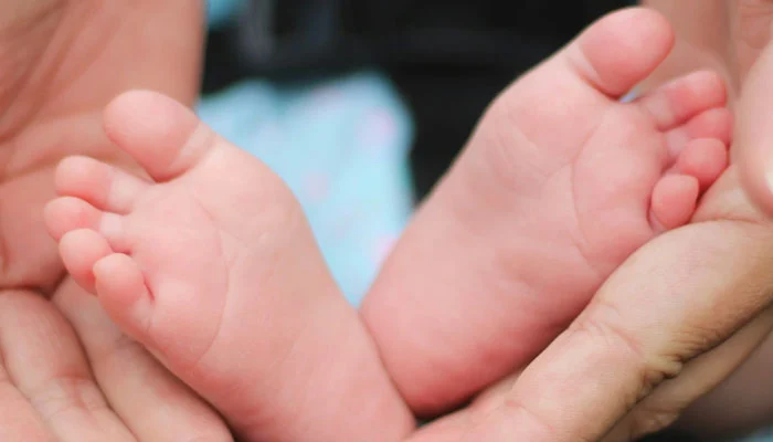 کراچی میں خاتون نے دوران سفر ٹرین میں بچی کو جنم دیا