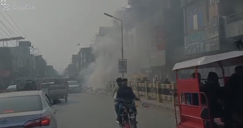 گجرات میں ضلعی انتظامیہ کی نااہلی،جگہ جگہ کوڑاٹھانے کی بجائے جلایا جانے لگا