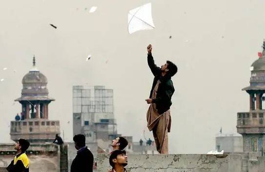 کٹی پتنگ پکڑتے نوجوان کرنٹ لگنے سے جاں بحق،جبکہ مختلف حادثات میں 10 زخمی