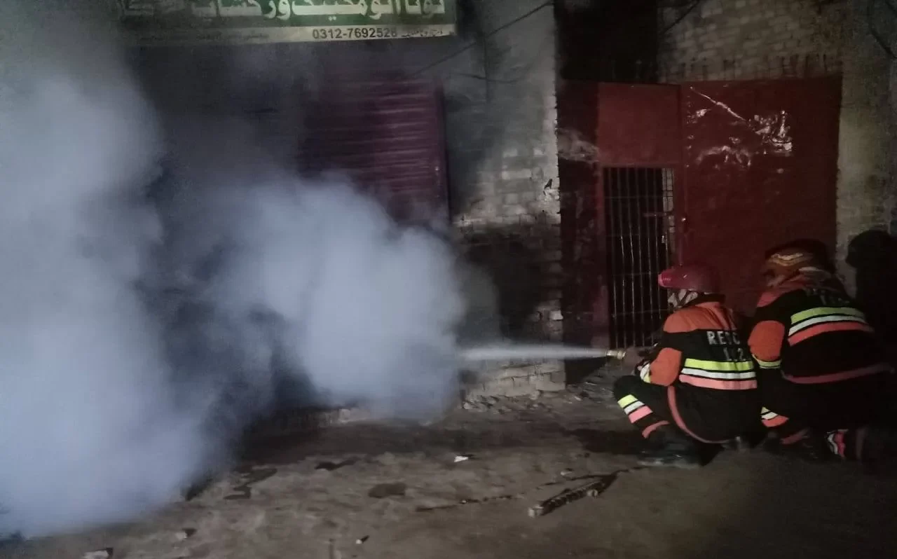 گجرات : ڈنگہ میں فرنیچر کے کارخانہ میں اچانک آگ بھڑک اٹھی