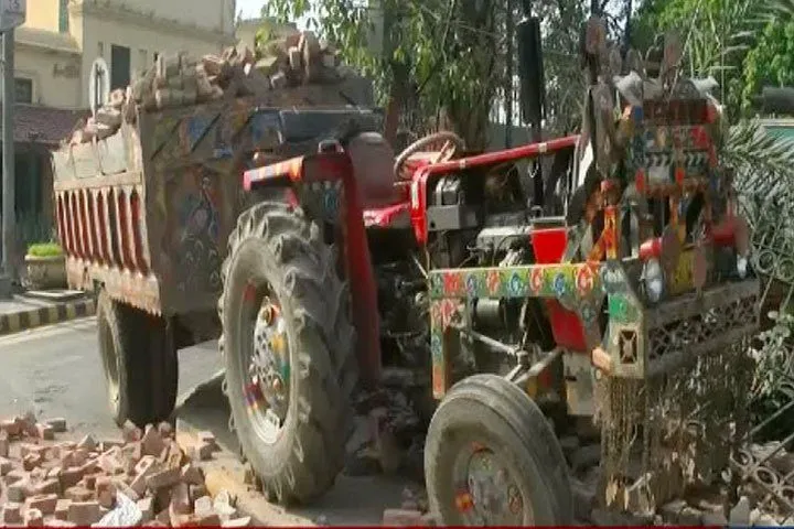 کھاریاں میں ٹریفک حادثہ، بزرگ شہری ٹریکٹر ٹرالی کے نیچے آ کر جاں بحق