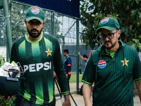 ہیڈ کوچ مائیک ہیسن کا بابر اعظم کو دوبارہ ٹاپ آرڈر پرنہ کھیلانے کافیصلہ